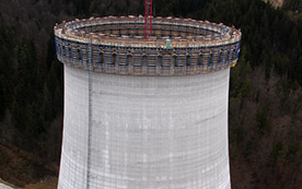 Der Neubau des 164,5 m hohen Kühlturms ist ein Hauptbestandteil der neuen Infrastruktur im Braunkohlekraftwerk Šoštanj. Pro Tag wuchs der Turm um 1,5 Meter.